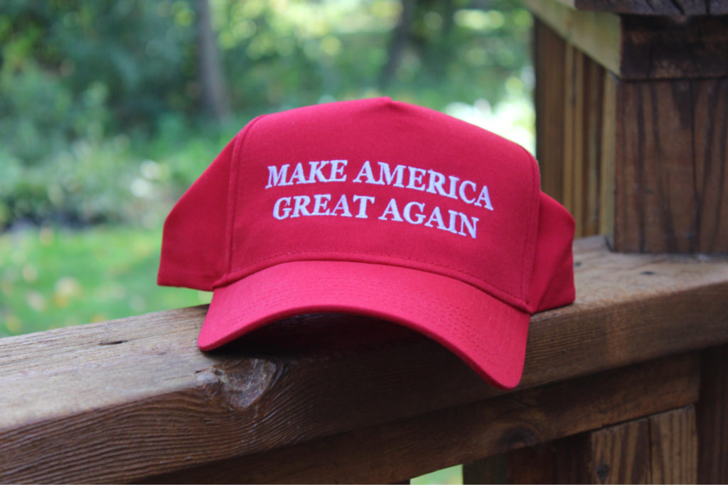 Eine Kappe aus dem Lager von Präsident Trump